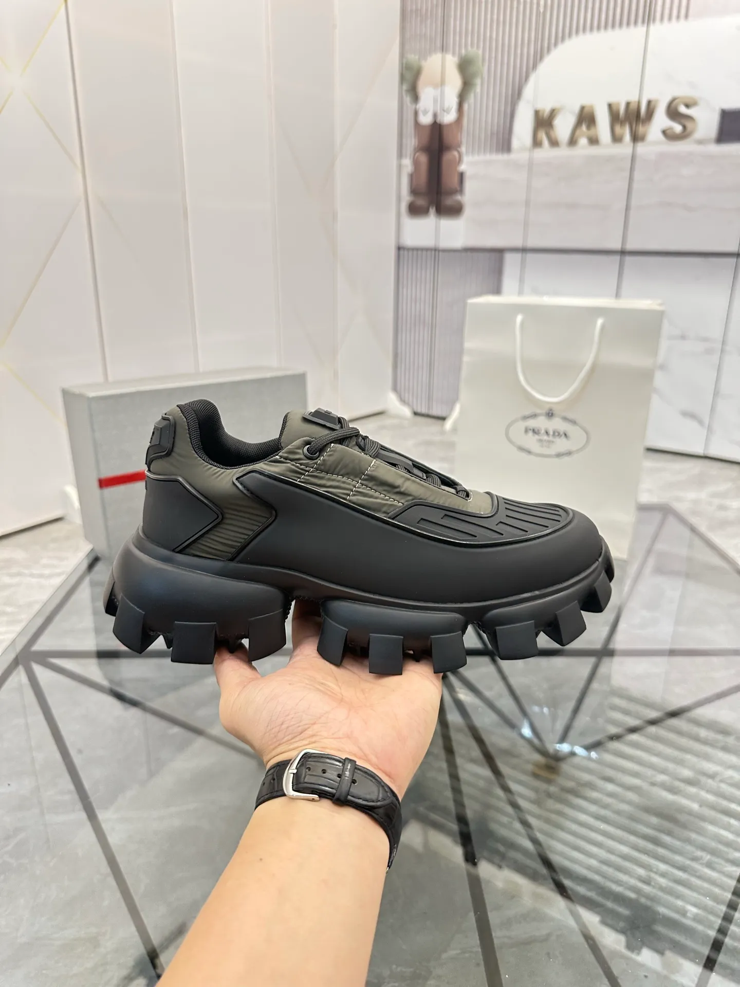 Men's shoes for sale 💰: 💰P520¥ High-end top quality Product trademark: Prada *"Prada*" low-top casual shoes Regular size: 38-45 (can be customized to 46) Product materials: imported breathable fly weave upper, professional glue-making process, breathable lining, cowhide foot pads, original ultra-light foam outsole. No.: 001